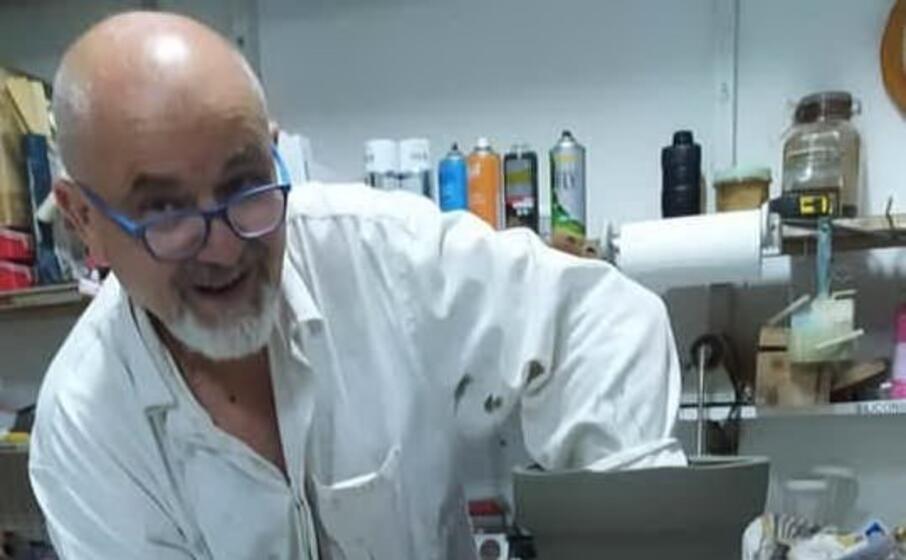 una delle anfore realizzate al tornio da salvatore marrocu (foto a r)
