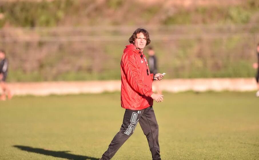 gigi lavecchia sul campo di allenamento dell olbia (foto sandro giordano)