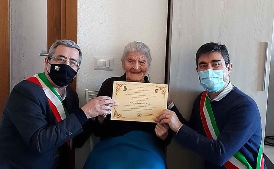 i due sindaci con la festeggiata (foto comune di nuoro)