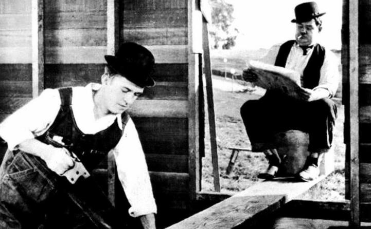 stan laurel insieme a oliver hardy sul set