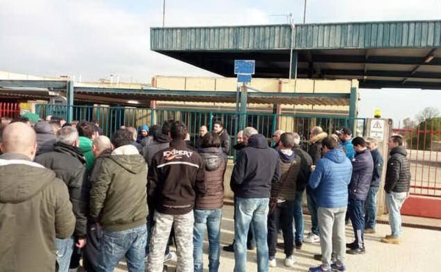 una protesta dei lavoratori keller (ansa)