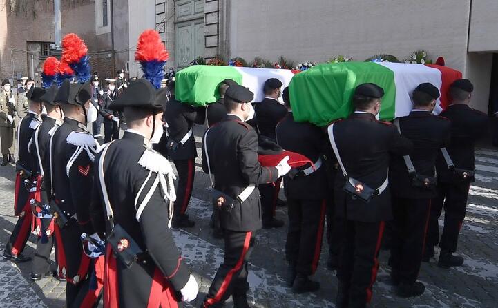 a scortare le salme i carabinieri del 13esimo reggimento quello di iacovacci