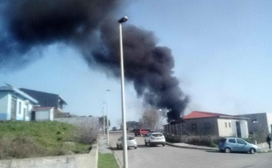 il capannone a fuoco (foto j pintus)