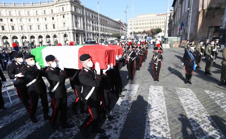 silenzio e grande commozione all arrivo dei feretri (le foto della gallery sono ansa)