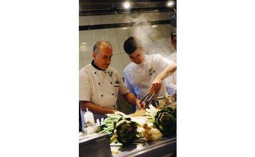 Un aspirante chef fa pratica ai fornelli