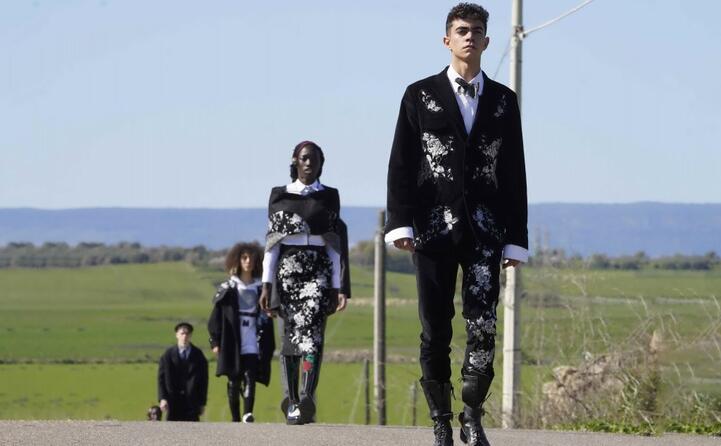 barumini sfilano le ultime creazioni di antonio marras