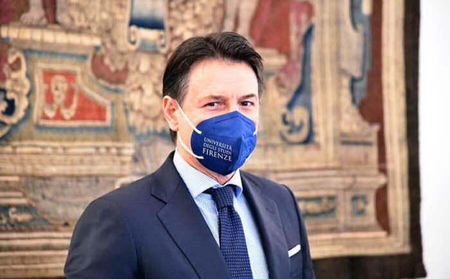 conte con la mascherina griffata dell ateneo (ansa)