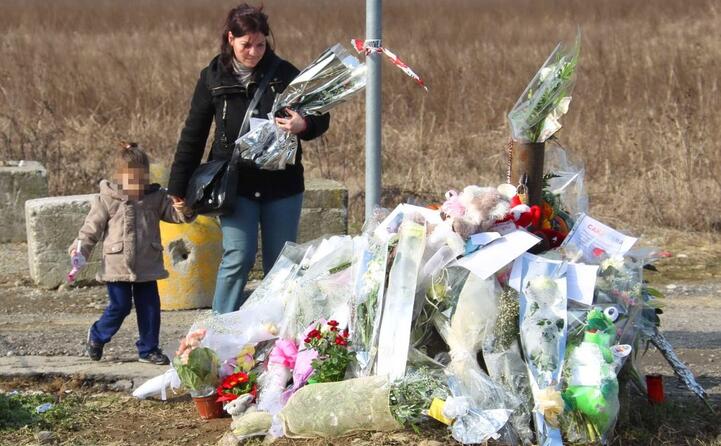 i fiori come segno di omaggio alla ragazzina