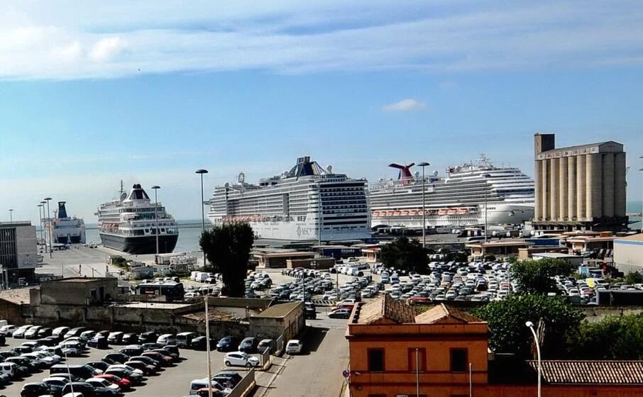 il porto di cagliari (archivio l unione sarda)