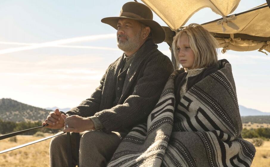tom hanks e helena zengel (foto bruce talamon universal pictures)