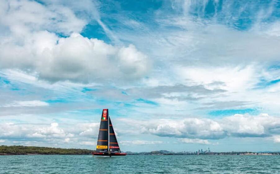 (foto twitter luna rossa prada pirelli team)