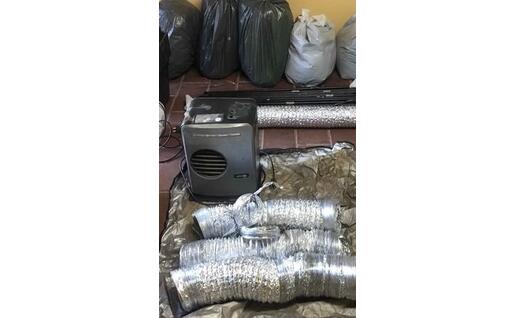 Gli strumenti per la coltivazione (foto carabinieri)