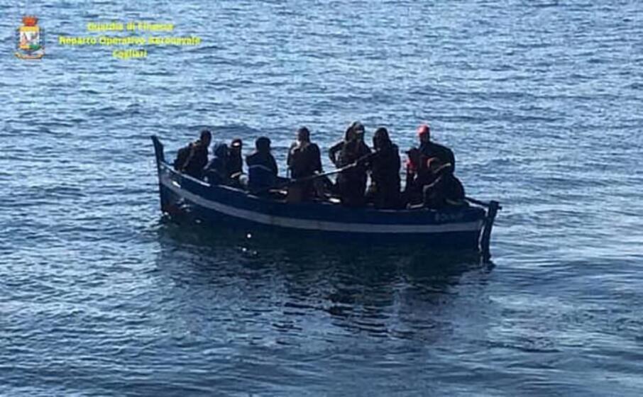 un barchino diretto in sardegna (foto d archivio)