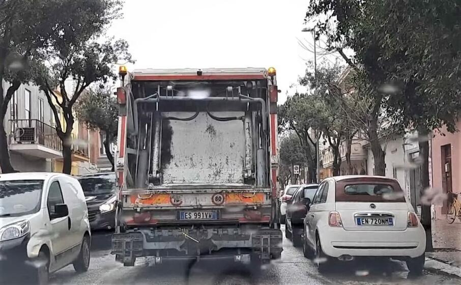 un mezzo per la raccolta rifiuti (foto e sanna)