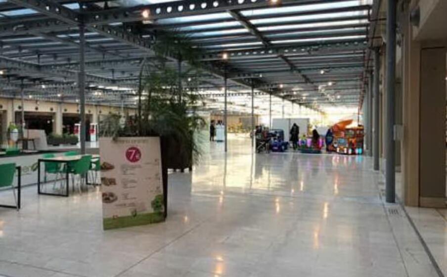 l interno vuoto di un centro commerciale (ansa)