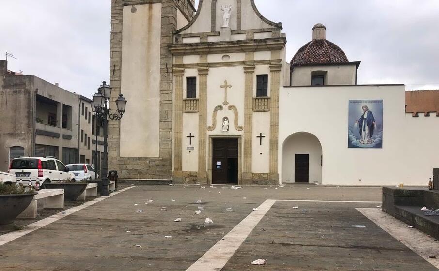 la piazza invasa dai rifiuti (foto sirigu)