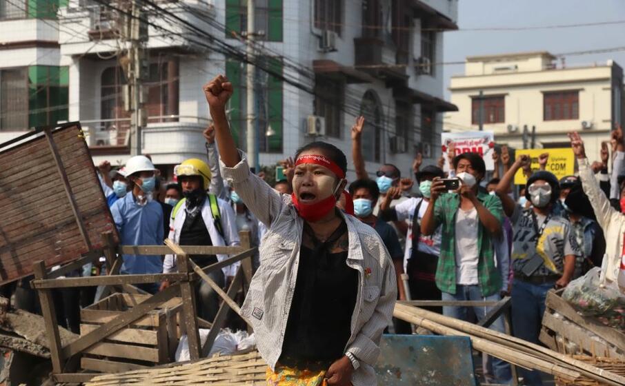 un manifestazione a mandalay (ansa)