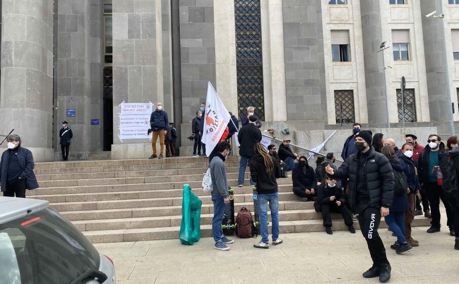 attivisti in sit in attendono matteo salvini davanti al tribunale (foto murgia)