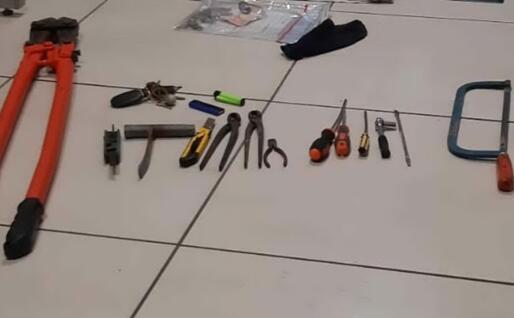 Gli arnesi sequestrati (foto Polizia)