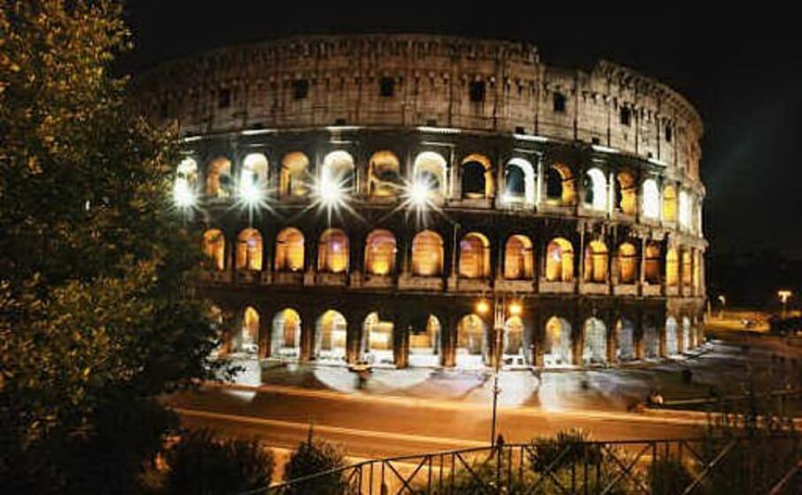 il colosseo illuminato per sostenere la ricerca contro le malattie rare