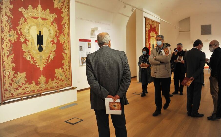 la mostra degli stendardi francesi (foto chergia)
