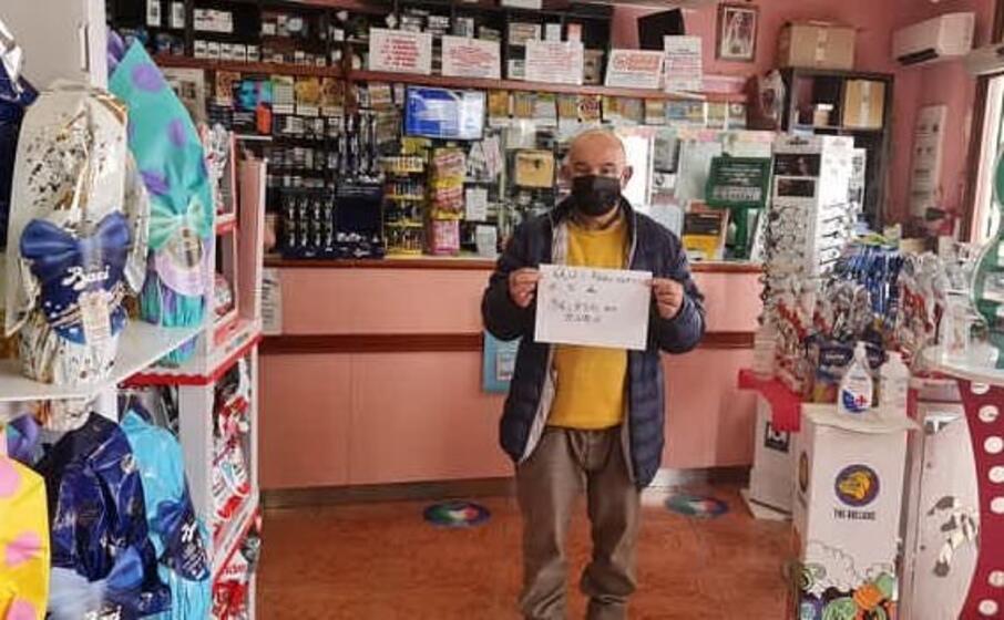 marino angioni nella sua ricevitoria (foto da lui inviata)