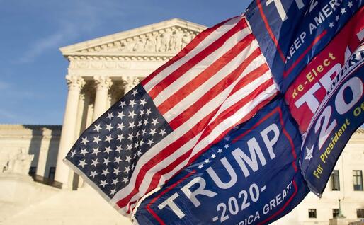 Sostenitori di Donald Trump fuori dalla Corte Suprema (Ansa)