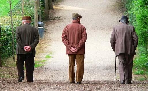 Tre pensionati a passeggio (foto archivio L'Unione Sarda)