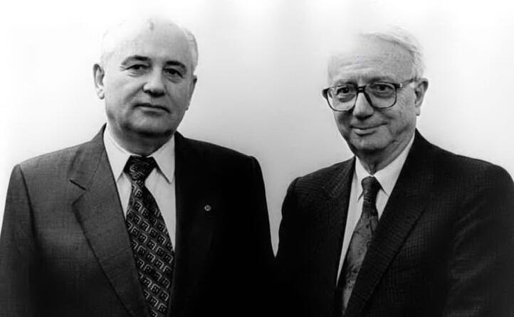 con il giornalista enzo biagi (archivio l unione sarda)