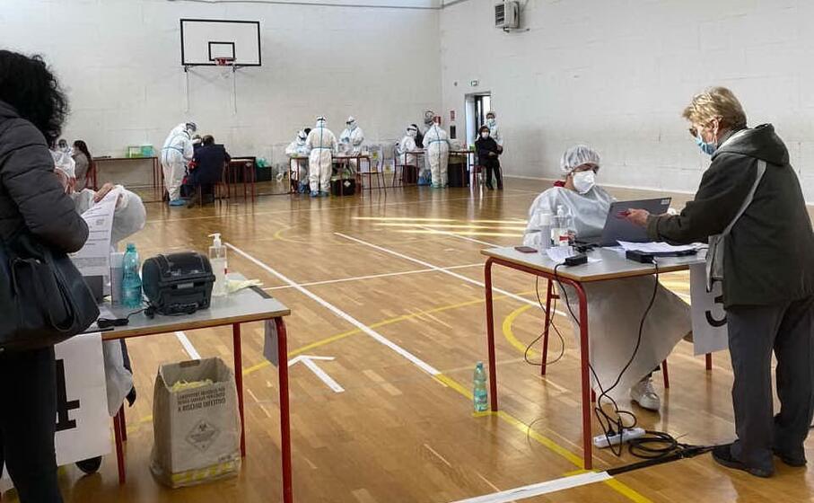 la palestra comunale allestita per lo screening (foto lecca)