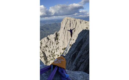 Le acrobazie sul cavo ancorato ai costoni di Oliena (foto Pinna)