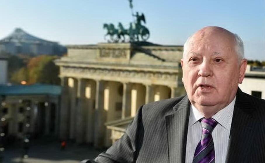 mikhail gorbaciov alla porta di brandeburgo (foto ansa epa)