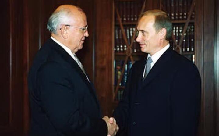 stringe la mano all attuale presidente russo vladimir putin (foto wikipedia)