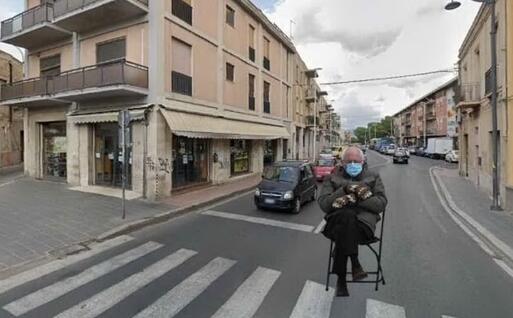 Un latro scatto da Pirri, l'hashtag è #Sanders #BarMariuccia
