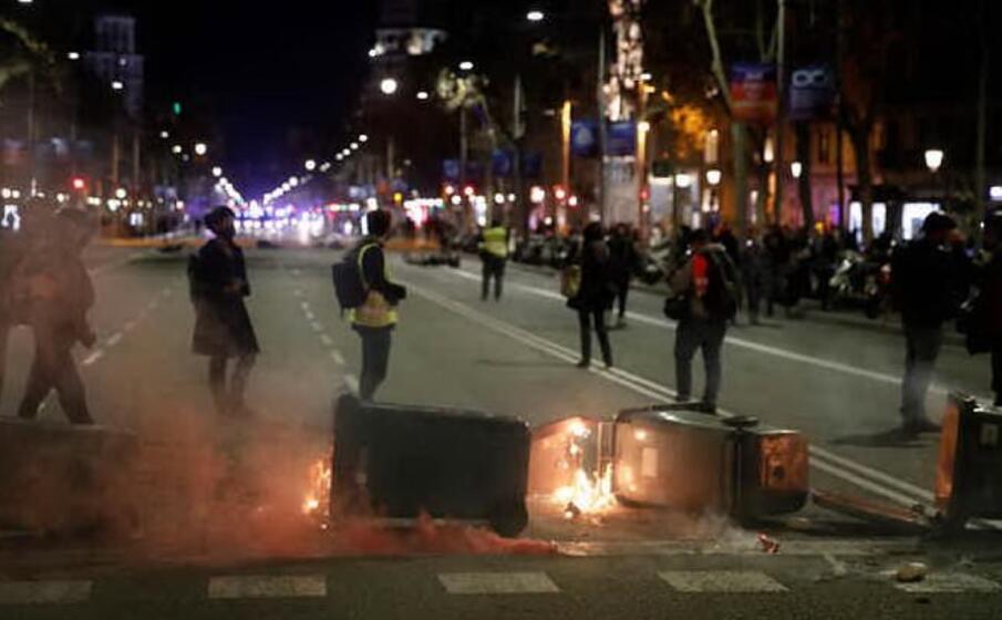 gli scontri (foto ansa epa)