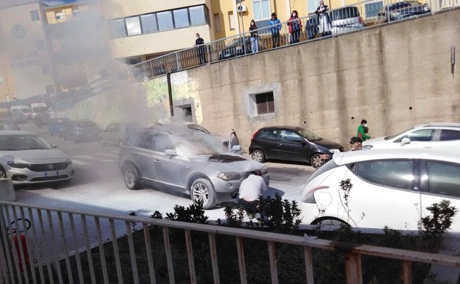 il suv in fiamme a lanusei (foto secci)
