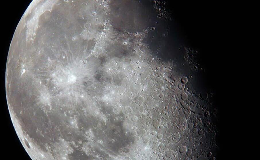 la luna ripresa al telescopio del planetario de l unione sarda (archivio l unione sarda)