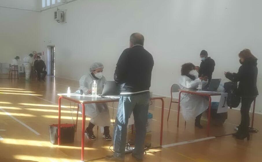 lo screening nella palestra della scuola (foto lecca)