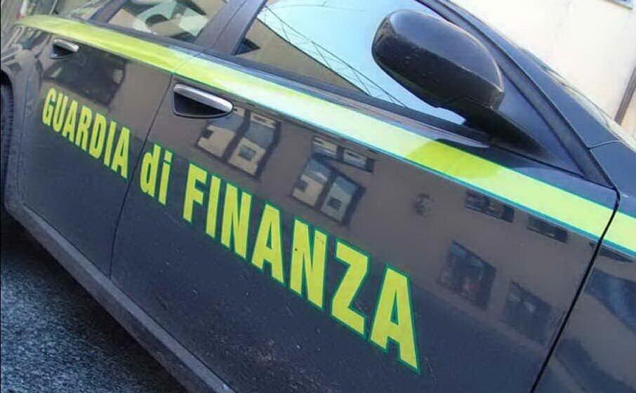 un auto della finanza (archivio l unione sarda)