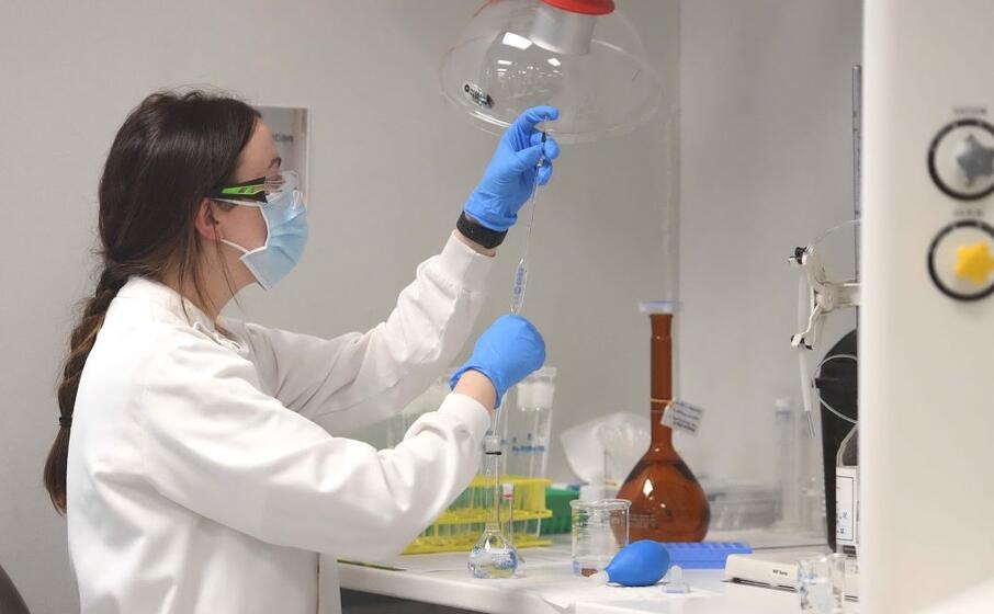 un laboratorio a sydney (archivio l unione sarda)