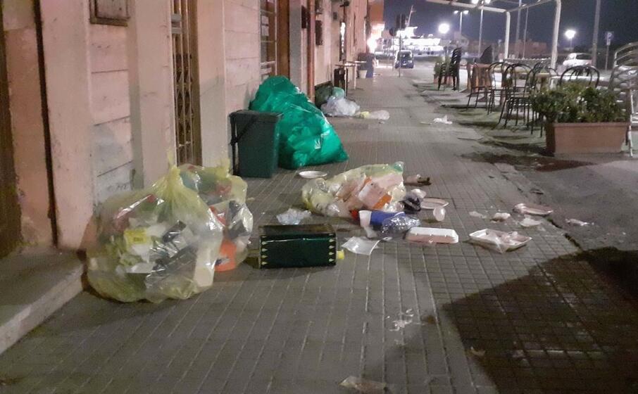 l immondizia lungo via lungomare (foto tellini)