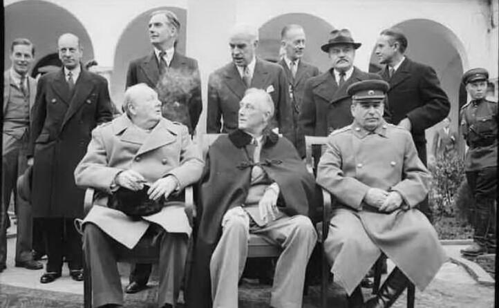 con churchill e roosevel alla conferenza di yalta
