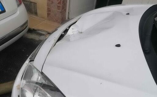 Un'auto danneggiata (L'Unione Sarda - Pinna)