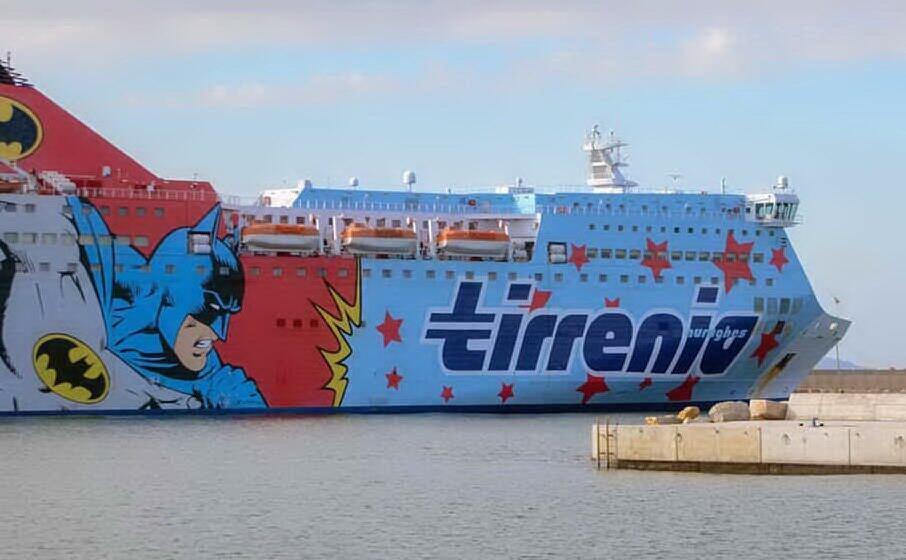 una nave tirrenia (archivio l unione sarda)