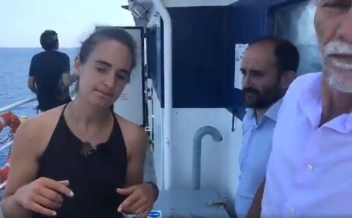 Carola Rackete con i parlamentari sulla Sea Watch