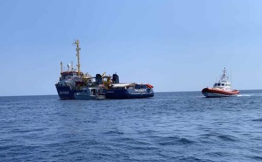 La nave a due passi da Lampedusa (Ansa)