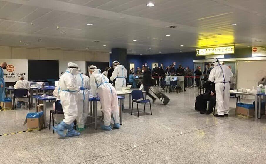 i tamponi all aeroporto di elmas (foto l unione sarda almiento)