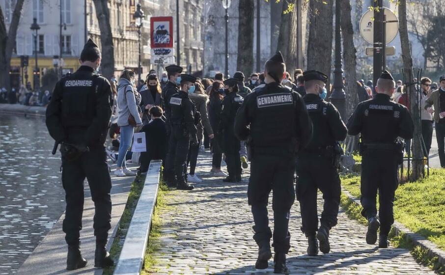polizia impegnata a disperdere assembramenti a parigi (foto ansa)