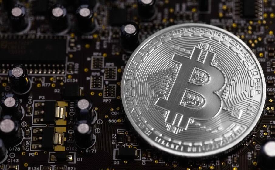 un immagine simbolo del bitcoin (foto archivio l unione sarda)
