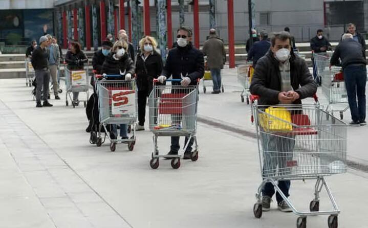 le code davanti ai supermercati